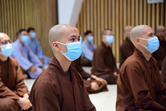 Taking comments to complete recording visual images in the rain season retreat